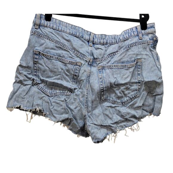 ASOS DESIGN denim relaxed shorts with rips in light blue - Picture 2 of 7